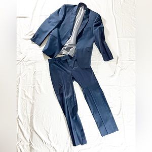 Lightly worn Tommy Hilfiger navy blue suit. Includes jacket and pants.